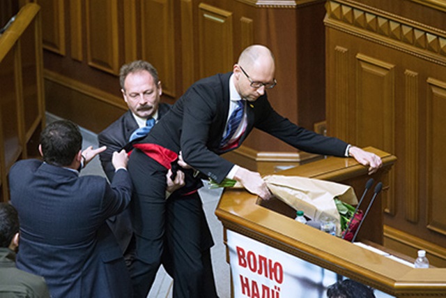 Напавшего на Яценюка депутата выгнали из партии
